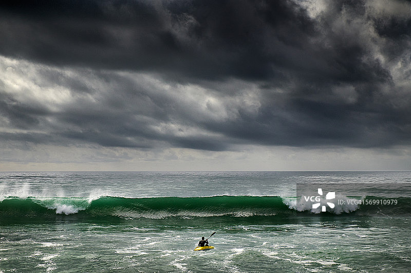 准备迎接海浪的皮划艇爱好者图片素材
