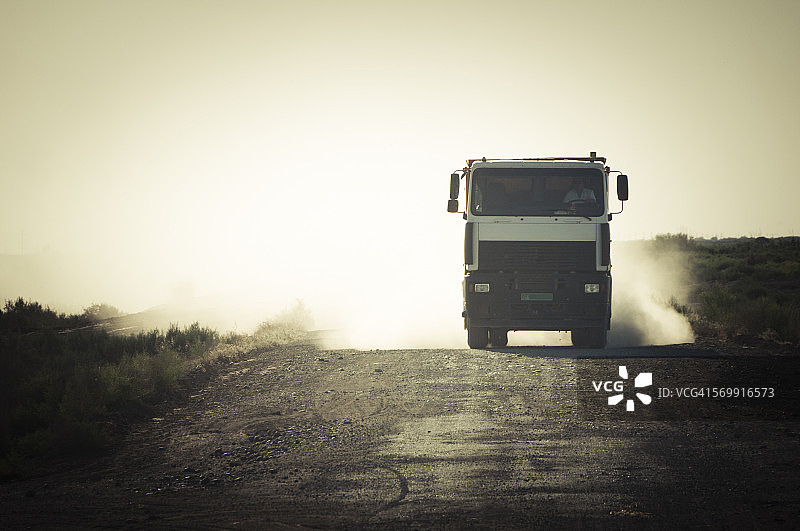 土库曼斯坦尘土飞扬的道路上的卡车图片素材