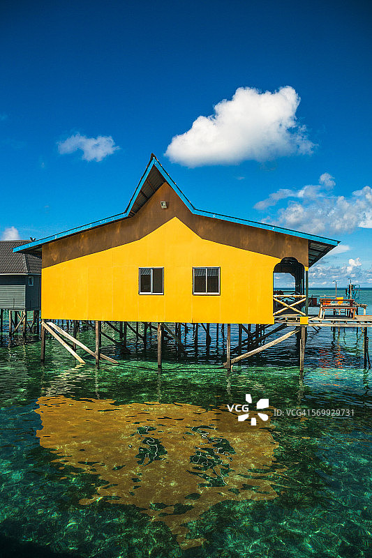 蓝天下黄色的房子图片素材