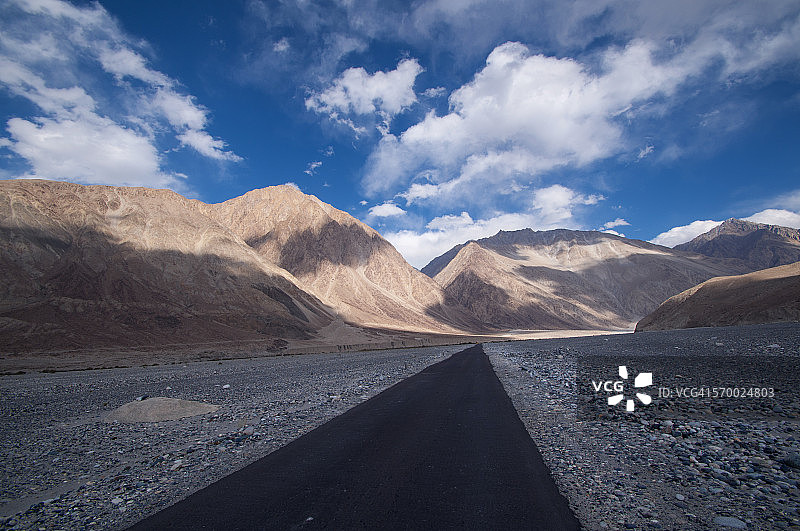 通往群山的路图片素材