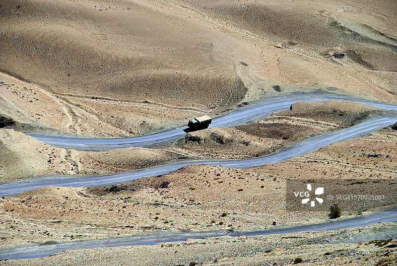 多风的道路图片素材