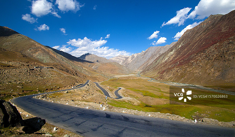 通往群山的路图片素材