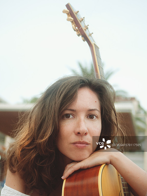 拥抱吉他的漂亮女孩图片素材