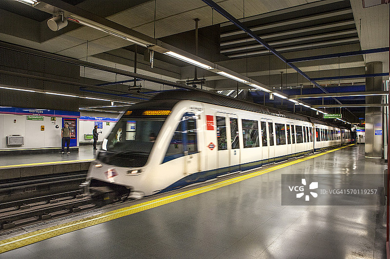 到达巴拉哈斯机场站的地铁列车图片素材