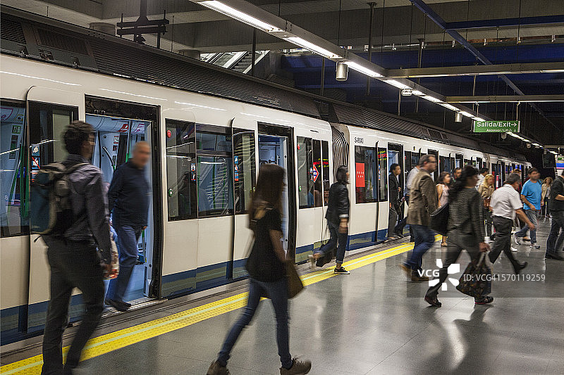 离开地铁列车的乘客图片素材