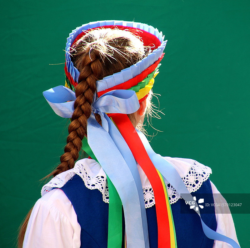 在波兰身穿传统服装的年轻女人图片素材