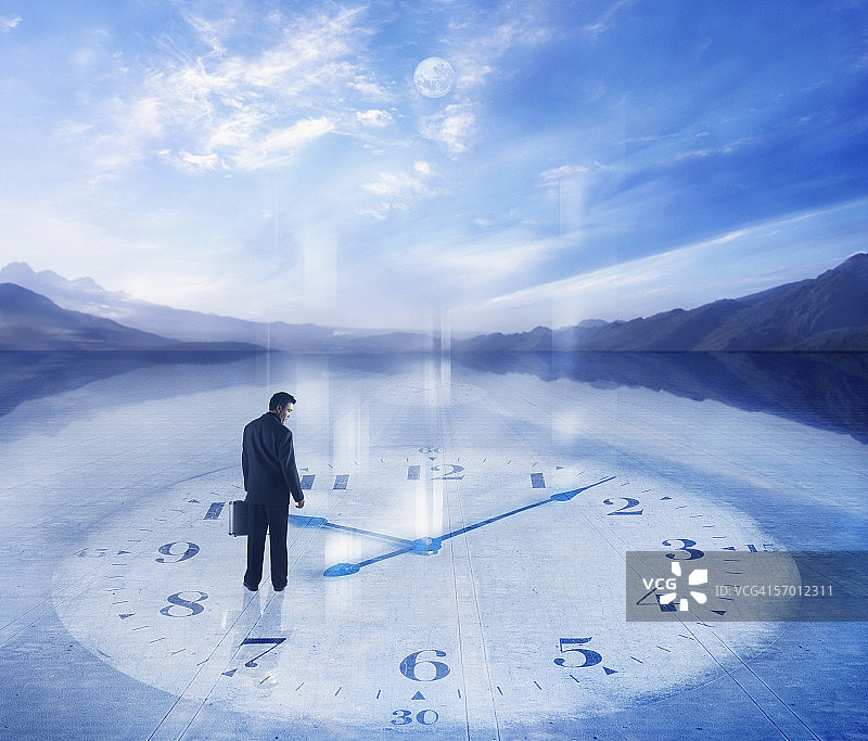 商人站在时钟上图片素材