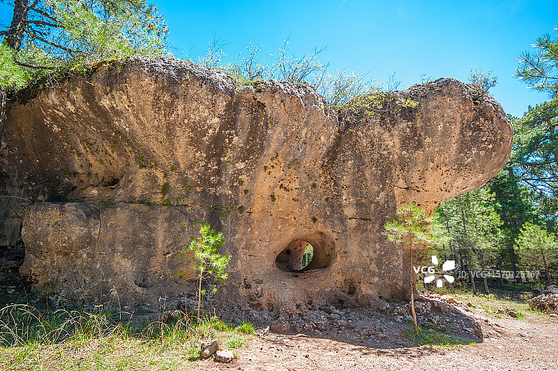 带有孔洞的魔法城市岩石图片素材