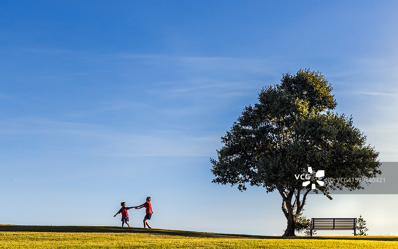 在澳大利亚珀斯科特斯洛，树下玩耍的两个女孩图片素材