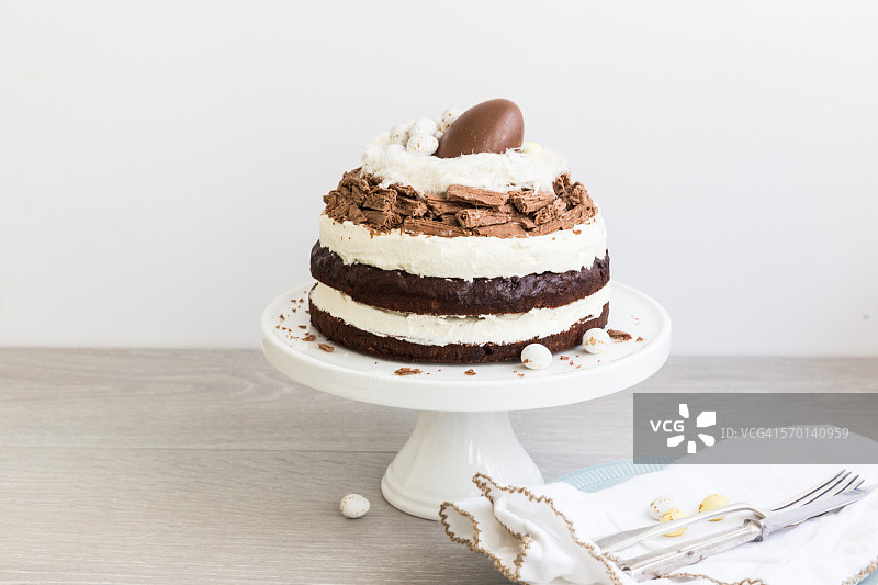 巧克力奶油复活节蛋糕，蛋糕架展示图片素材