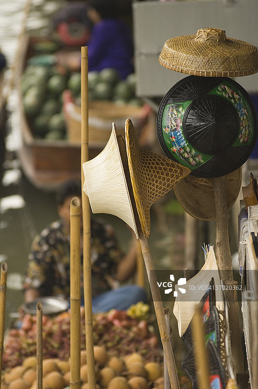 泰国曼谷竹子上的帽子图片素材