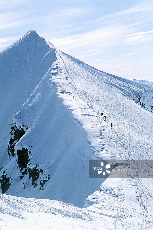 三人攀登雪山图片素材