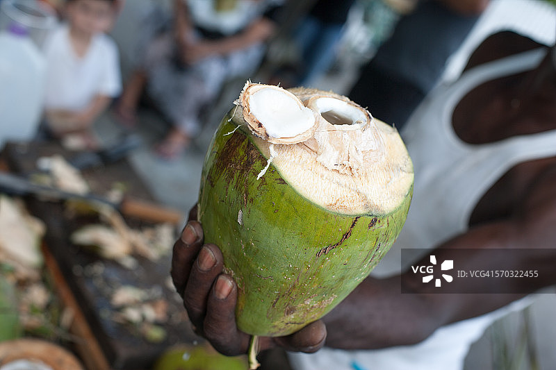 切开的椰子和椰奶图片素材