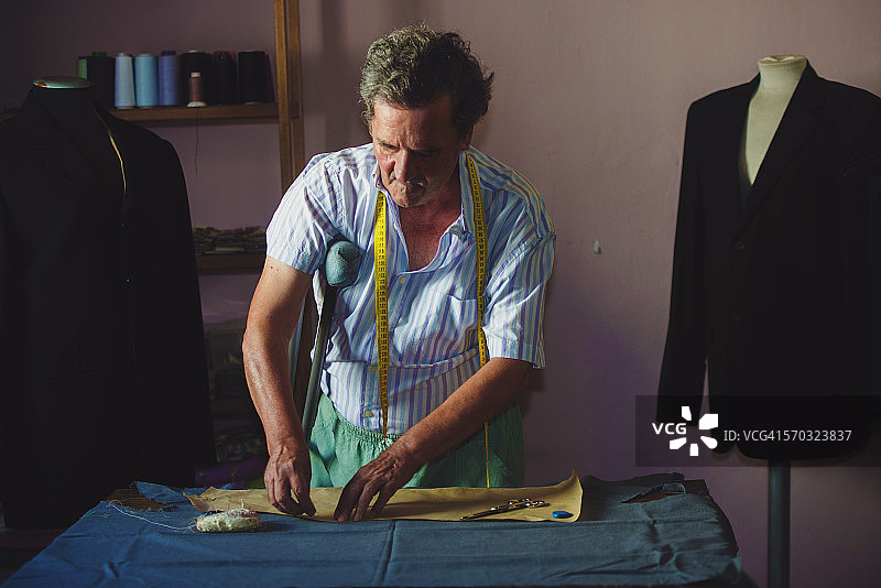 老年男人缝纫图片素材