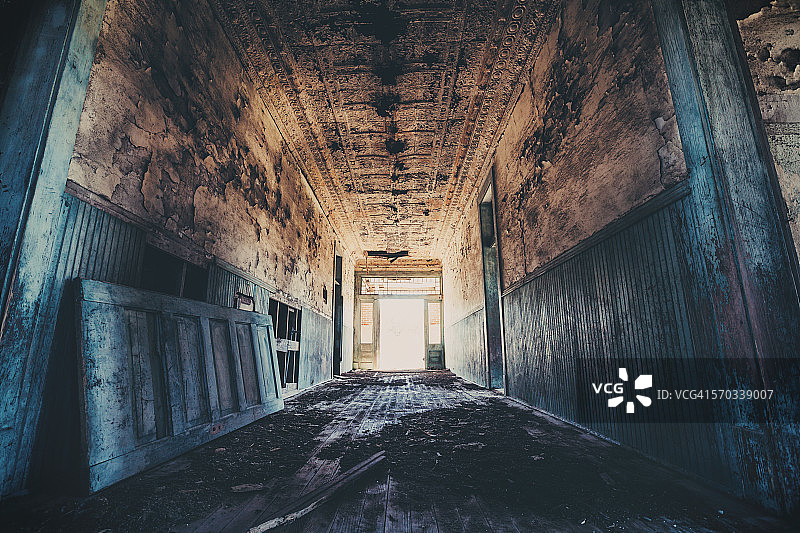 废弃建筑的悠长走廊图片素材