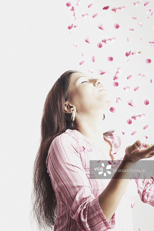 闭着眼睛的年轻女人特写图片素材