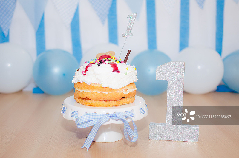 男孩的第一个生日蛋糕图片素材