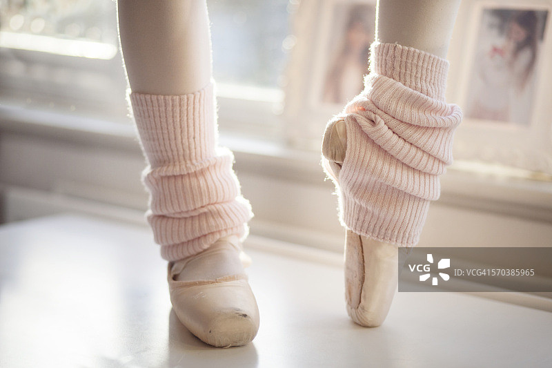 芭蕾舞演员足尖鞋与护腿特写图片素材