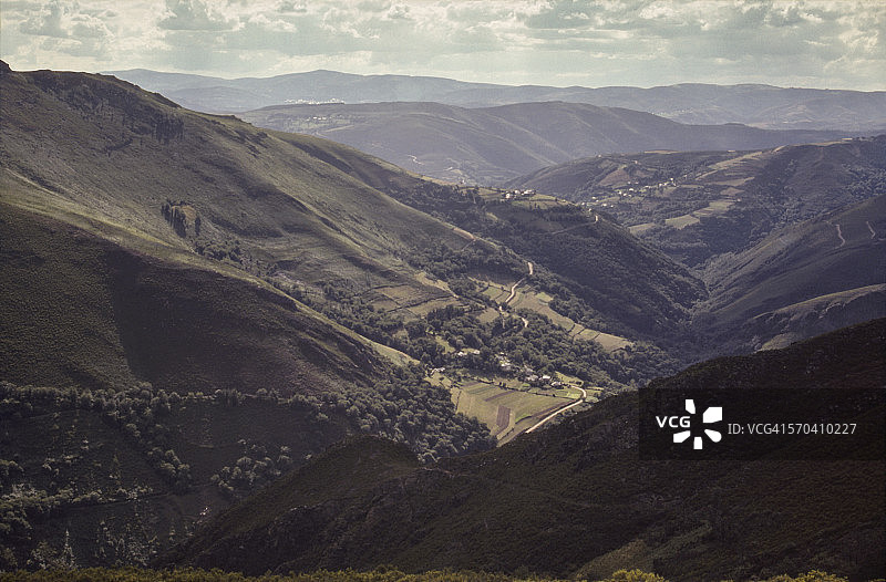 安卡雷斯山脉中的偏远村庄图片素材