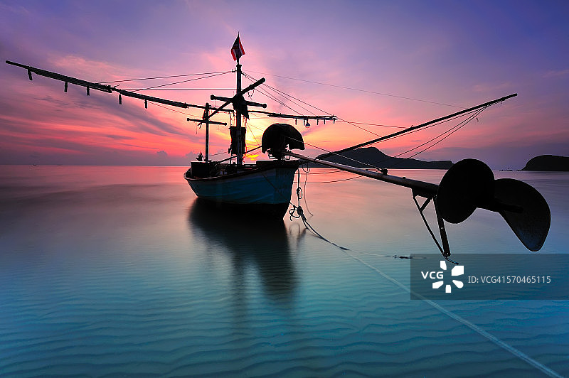 Samroiyod海滩上的渔船图片素材