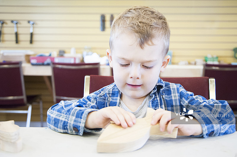 在玩具工坊里的小男孩图片素材