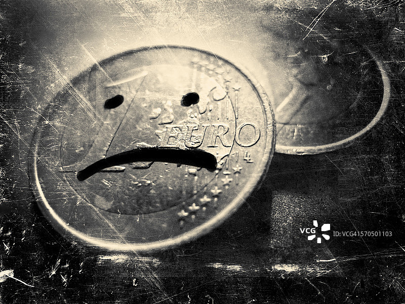 带悲伤表情的1欧元硬币图片素材