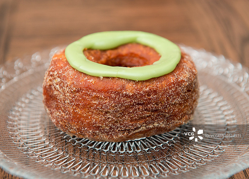 盘子里的可颂甜甜圈图片素材