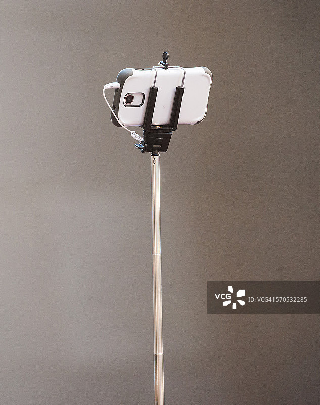 自拍杆上的手机图片素材