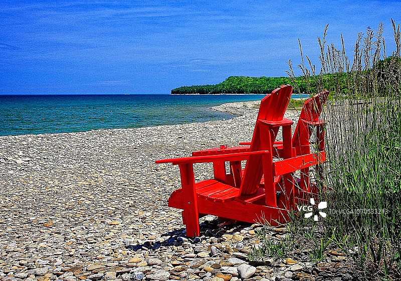 两把红色夏季椅子图片素材