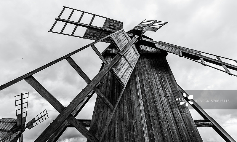 瑞典厄兰岛上的木制风车图片素材