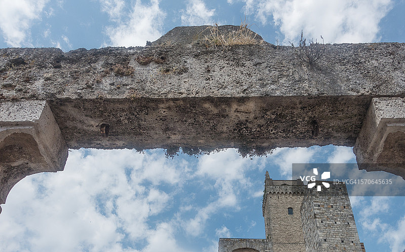 意大利圣吉米尼亚诺的井口和塔楼图片素材