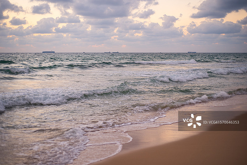 日落时分的空旷海滩图片素材