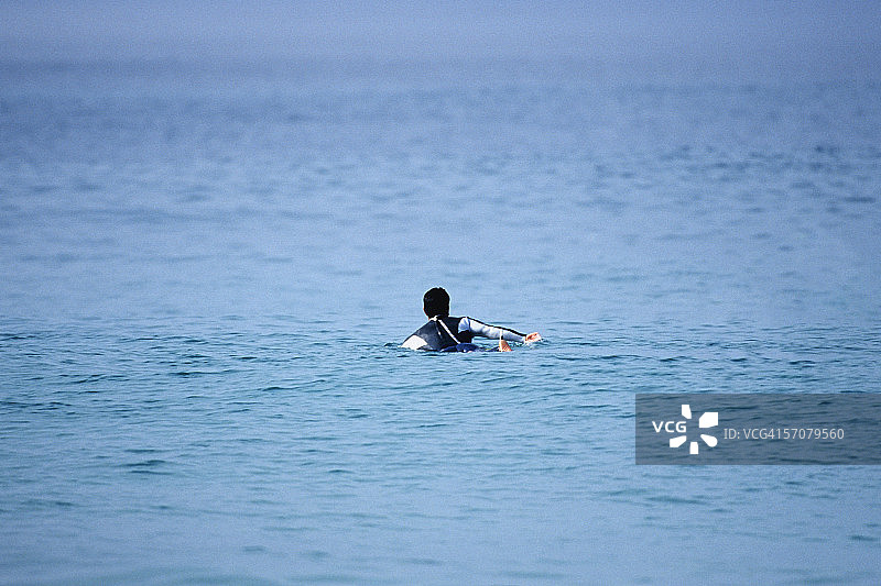 在海中划水的冲浪者图片素材