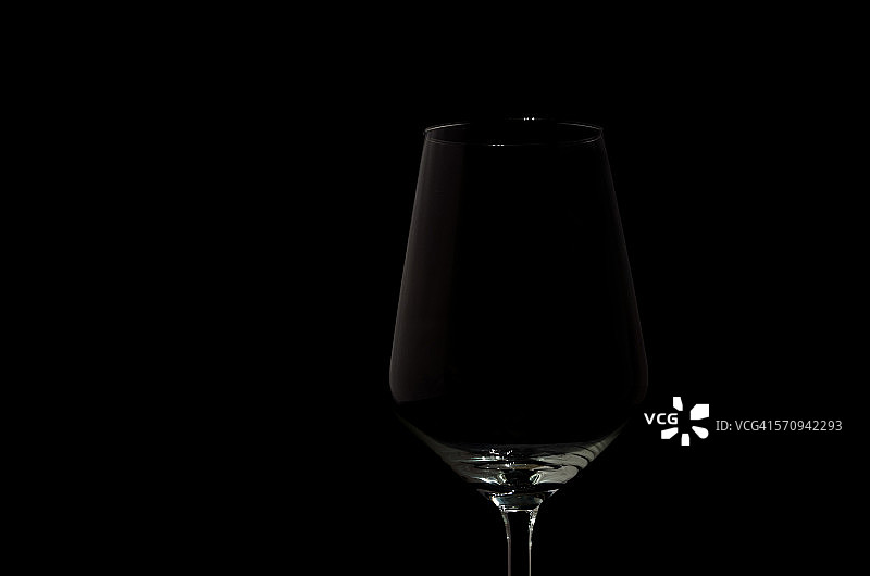 低调风格的葡萄酒杯图片素材