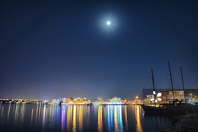 夜晚从Zildizburnu码头看到的Ilica图片素材