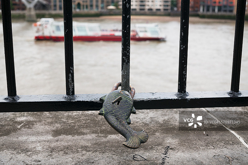 泰晤士河上的爱情锁图片素材