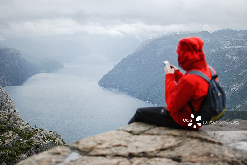 坐在布道岩边上图片素材