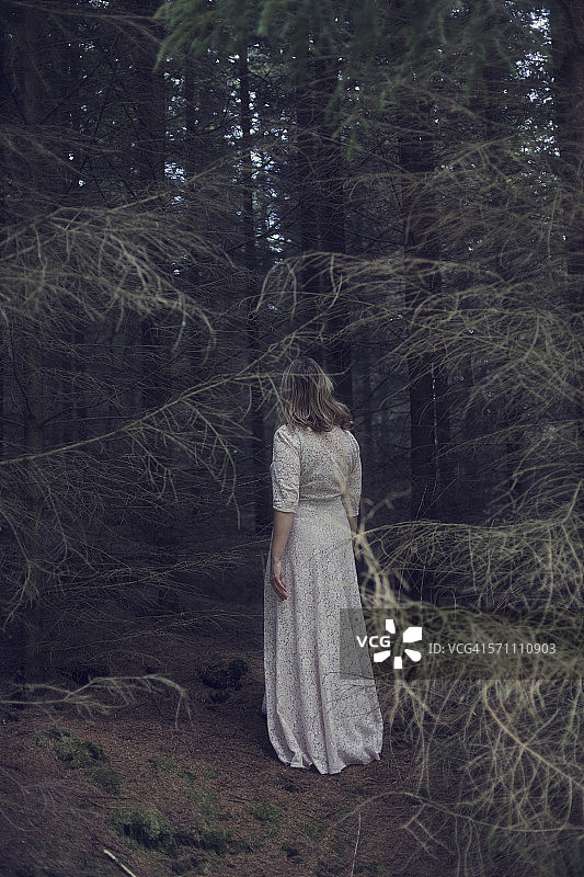 走进黑暗图片素材