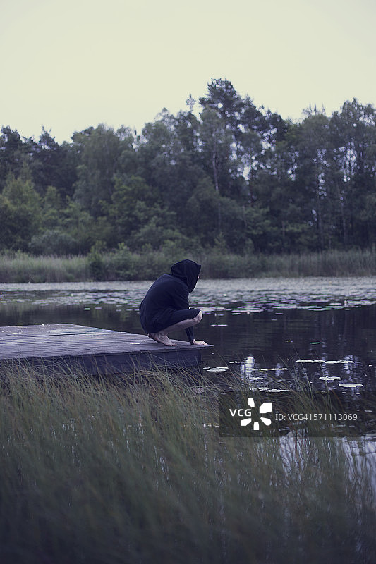 在边缘上图片素材