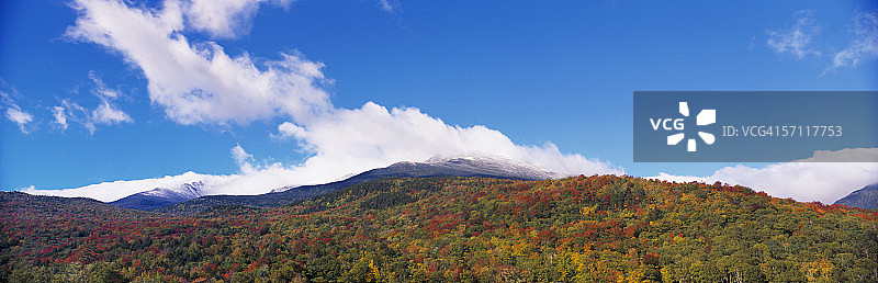 阴天时秋叶点缀下的华盛顿山和总统山脉，新罕布什尔州图片素材