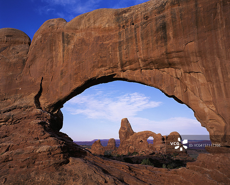 犹他州拱门国家公园炮塔拱门日出景观图片素材