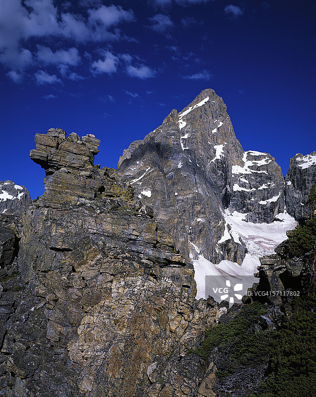 提沃尼山岩石塔，背景为大提顿峰和大提顿冰川，怀俄明州大提顿国家公园图片素材