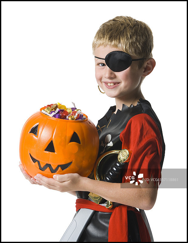 装扮成海盗要糖果的男孩肖像图片素材