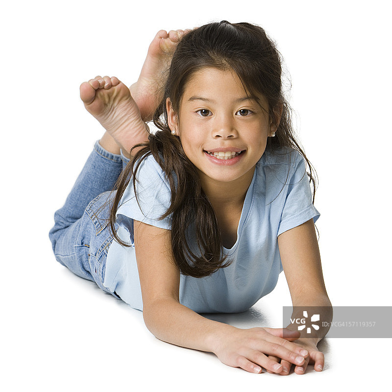 躺在地板上微笑的女孩肖像图片素材