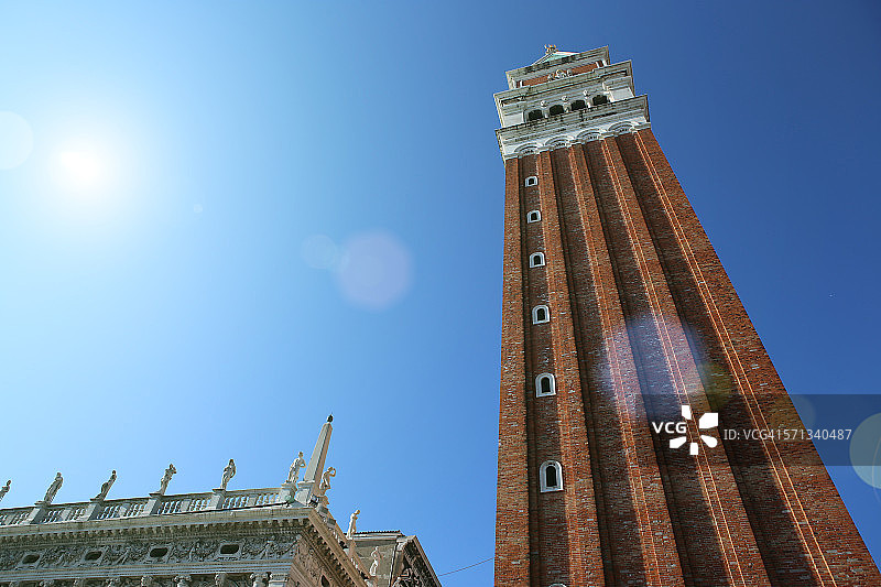 威尼斯圣马可钟楼仰视图图片素材