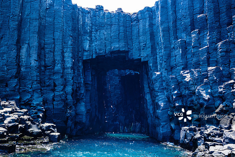 玄武岩海蚀洞中的阳光图片素材