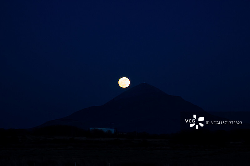 克罗帕特里克山上 rolling 的满月图片素材