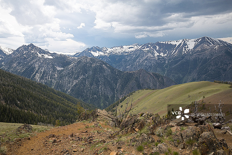 瓦洛瓦湖8600英尺处的景色图片素材