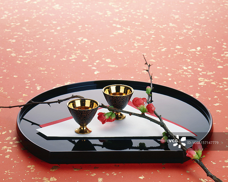 托盘上的清酒杯图片素材
