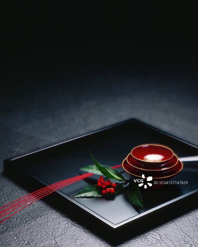 托盘上的清酒杯图片素材